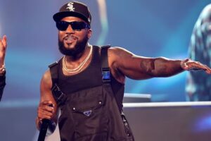 Young Jeezy si esibisce dal vivo sul palco durante un concerto negli Stati Uniti