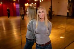 AnnMarie Hudson, co-fondatrice del Millennium Dance Complex, ritratta in una sala prove con specchi