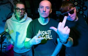 Gli Assalti Frontali in posa con le magliette del decimo album Notte immensa