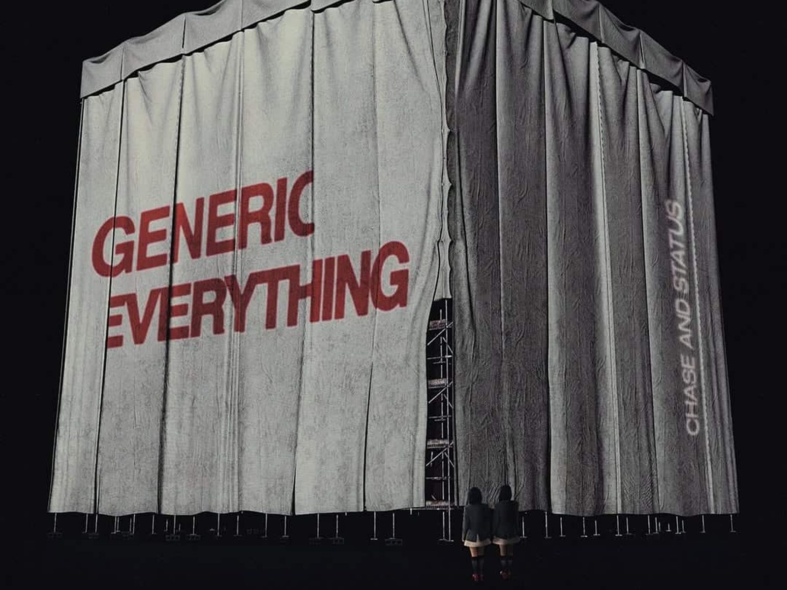 Chase Status Generic Everything Album Cover 2026 Copertina di Generic Everything, album di Chase & Status: un cubo coperto da tendaggi grigi con il titolo in rosso