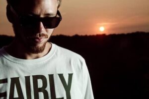 Culprate in primo piano con occhiali da sole nella luce arancione del tramonto