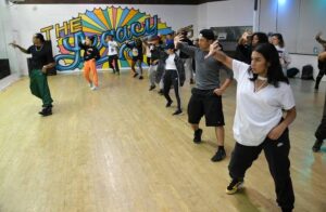 Classe di danza Hip Hop al Debbie Reynolds Dance Studio di North Hollywood, con ballerini e un murale colorato