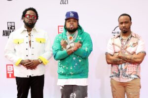 Tre rapper dei Griselda sul tappeto rosso dei BET Awards 2021, con le braccia incrociate