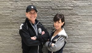 Howard e Karen Schwartz, fondatori di Hip Hop International, in posa davanti a un muro di pietra