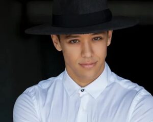 Ritratto di Kyle Hanagami, coreografo del LA Style Hip Hop, con cappello nero e camicia bianca