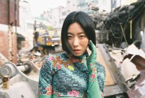 Ritratto di Lia Kim, co-fondatrice del 1MILLION Dance Studio di Seoul, in un cantiere urbano
