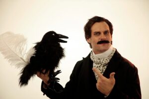 Scena da un video di MC Lars con un corvo e un attore nei panni di Edgar Allan Poe