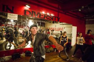 Classe di danza al Millennium Dance Complex di North Hollywood con specchi, pareti rosse e allievi in movimento