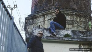 Naesh e RameBiz in una foto promozionale, uno seduto su un cornicione e l'altro in basso