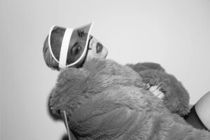 Parris Goebel in un ritratto in bianco e nero con visiera trasparente e giacca di pelliccia
