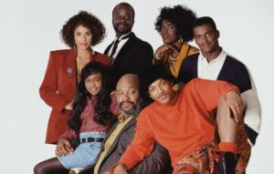 Il cast di Willy, il principe di Bel-Air in posa su fondo bianco: la famiglia Banks con Will Smith in primo piano