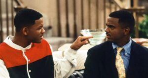 Will Smith in felpa a blocchi di colore punta il dito contro Carlton in giacca e cravatta in una scena di Willy, il principe di Bel-Air
