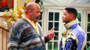 Zio Phil con maglione colorato rimprovera Will Smith in giacca a vento viola e gialla in una scena di Willy, il principe di Bel-Air
