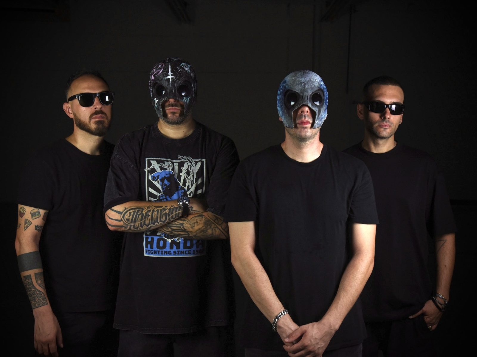 I XVI Religion, collettivo Rap hardcore veneto, in posa con due membri in maschera su sfondo scuro